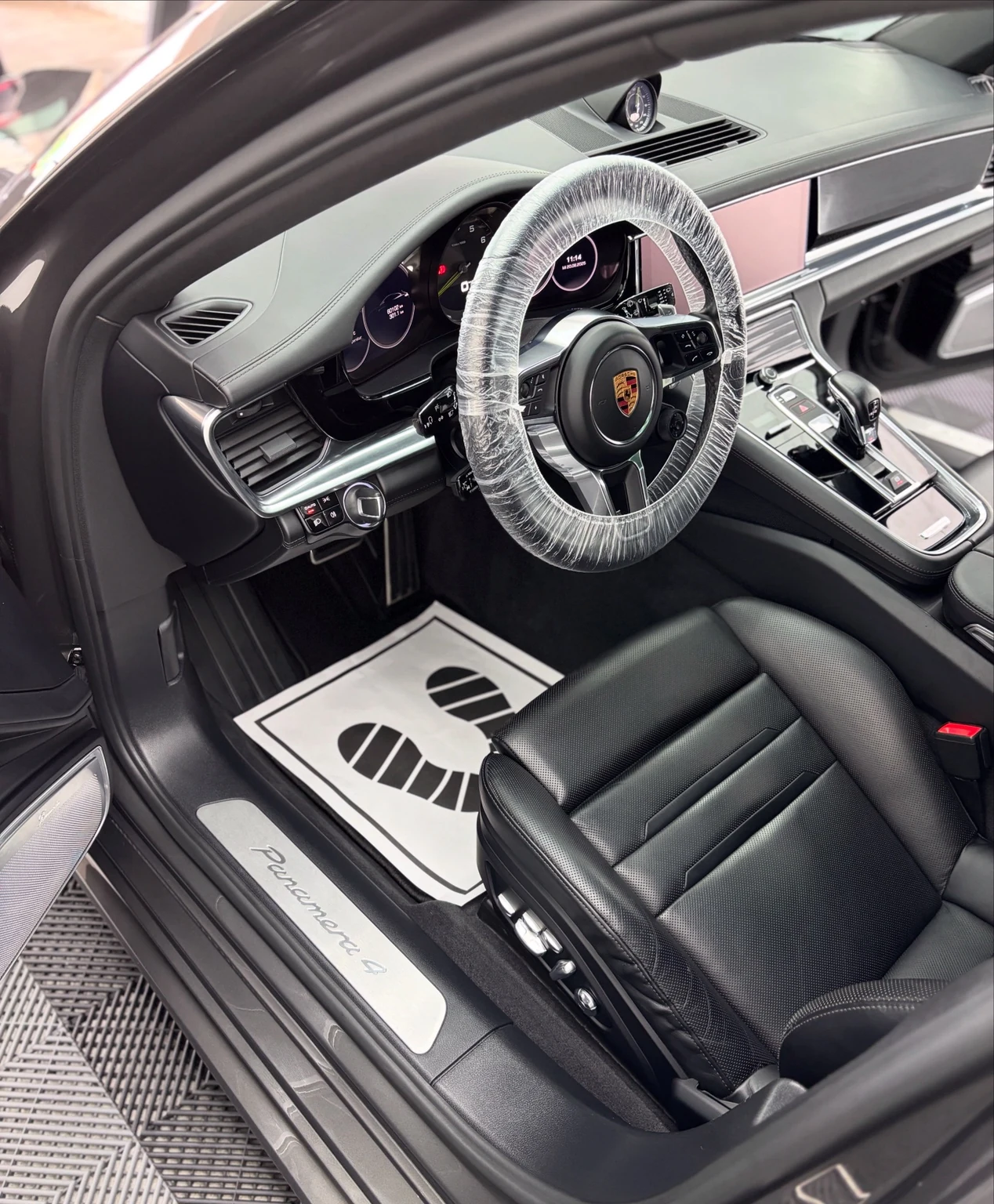 Professionell gepflegter Porsche Innenraum